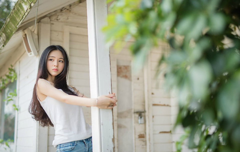 一股难言的压力压在吕蒙身上，那无数双汇聚过来的目光，在这一刻，仿佛一座大山一般压下来，这一刻，吕蒙能够深刻的体会到周瑜在这座大营之中的影响力。